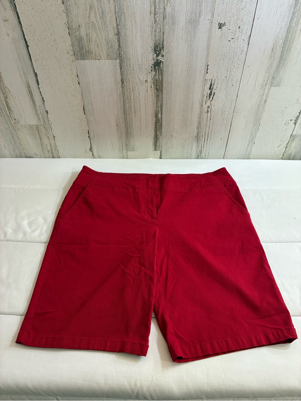 Izod Golf Women's Bright Red Bermuda Shorts Sz 10